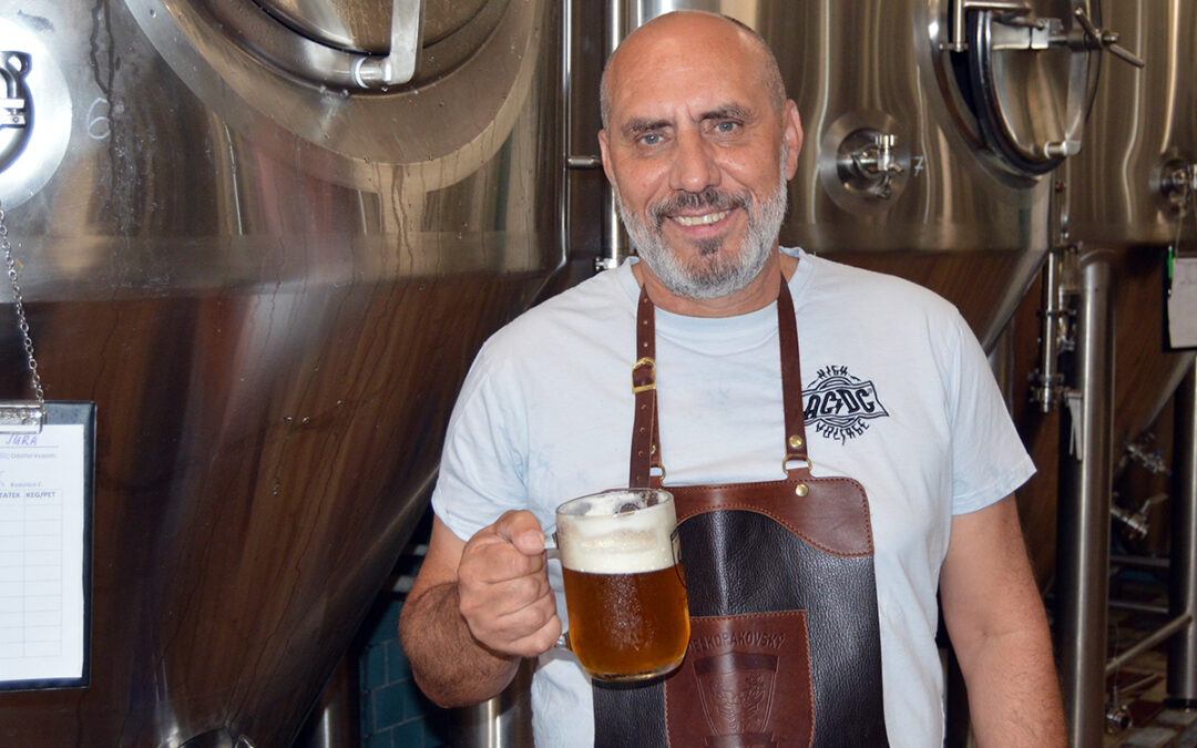 František Jura uvařil vlastní pivo a míří za voliči